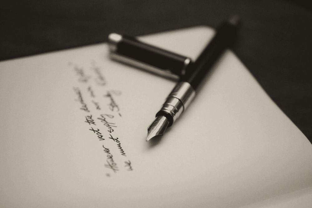 Una pluma estilográfica sobre una carta manuscrita
